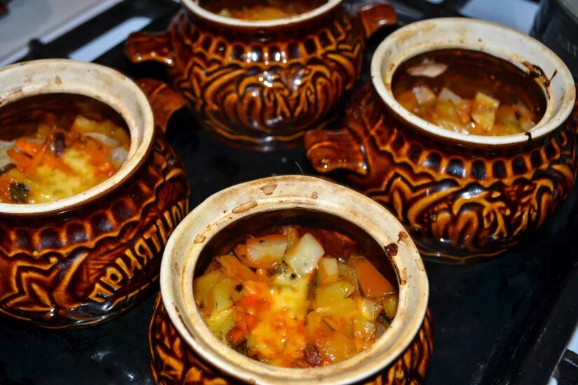 жаркое из говядины в горшочках в духовке. рагу в горшочках. горячие блюда в горшочках. жаркое в горшочках. жаркое в горшочках.