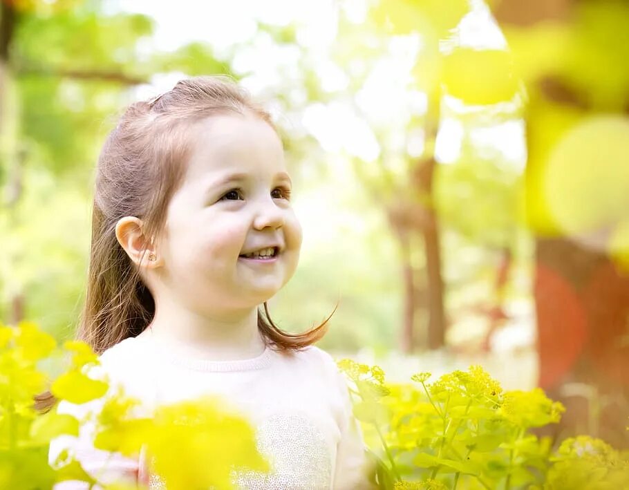 Лето дети природа. Радости и счастья. Девушка в солнечных лучах. Девочка солнышко. Белокурые волосы у детей.