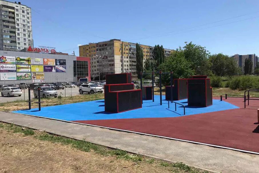 достопримечательности дзержинского района волгограда. парк семейный волгоград дзержинский район. реклама на колбасном павильоне украина. памятник жукову волгоград дзержинский район. дзержинский район волгоград.