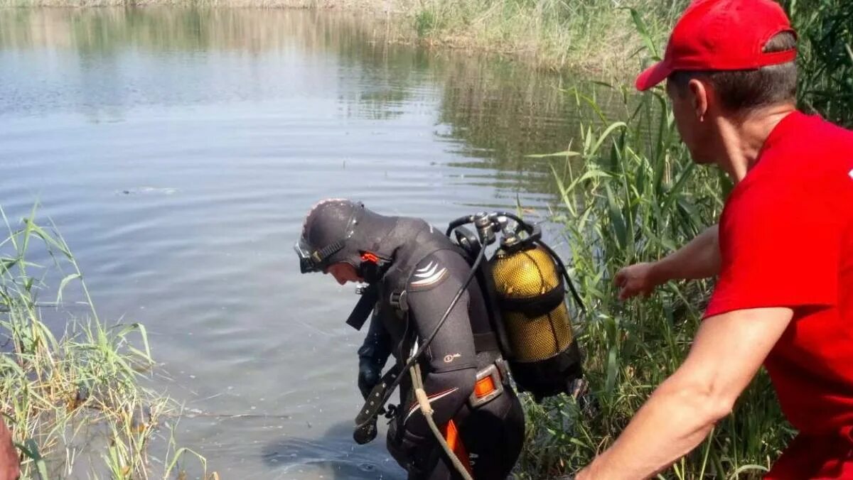 Водолазы спасатели ищут в водоёме. Утопленники Саратовской области. Водолаз Саратов Кирова.