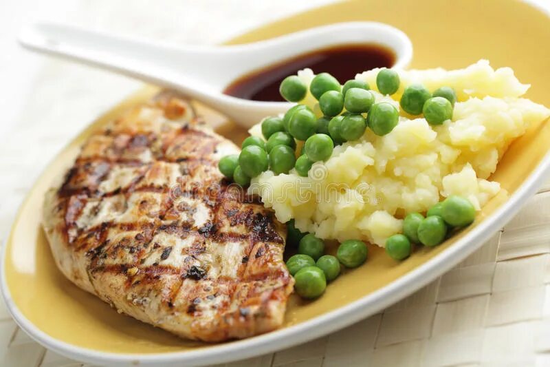 Куриная грудка с горошком. Курица с горошком. Грудка с зеленым горошком. Пюре с грудкой. Куриный суп с зеленым горошком свежим.