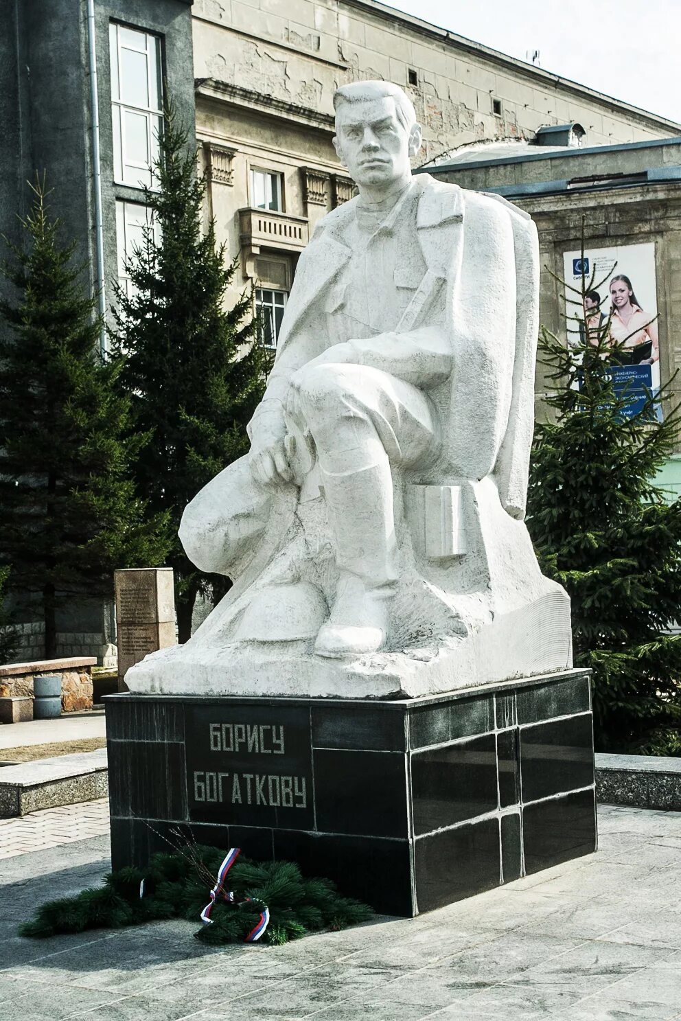 Памятник 2 писателям. Памятник Борису Богаткову в Новосибирске. Памятник Бориса Богаткова.