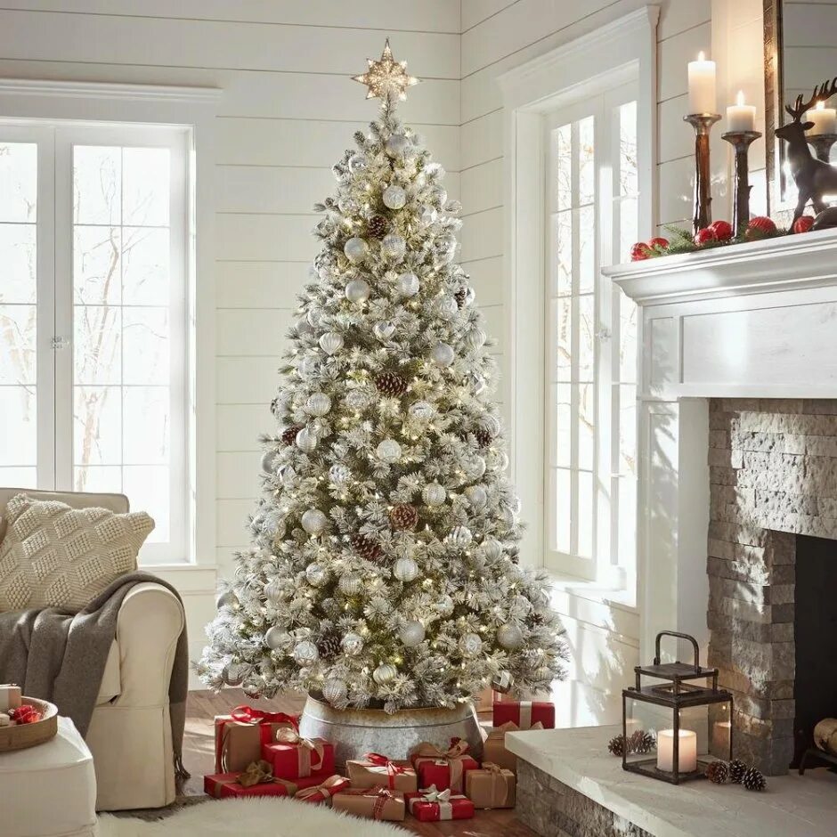 Елки с белыми игрушками интерьере фото. Елка и компаньоны. Красиво украсить елку. Елка и компаньоны. Ёлка новогодняя живая украшенная интерьер.
