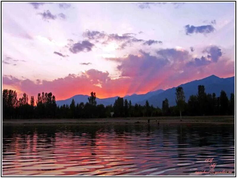 Озеро ни. Иссык-Куль закат. Озеро Иссык Куль на рассвете. Природа Кыргызстана Иссык Куль закат. Рассвет над озером Иссык-Куль.