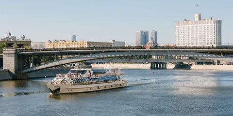 В москве реке мужчина