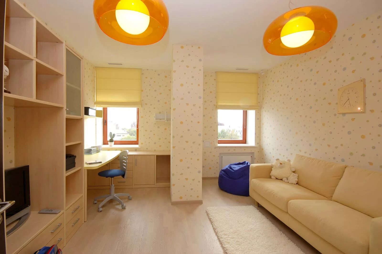 окно в детской комнате. стол-подоконник в детской комнате. ремонт детской с окном. окно в детской комнате. идеи для детской комнаты.