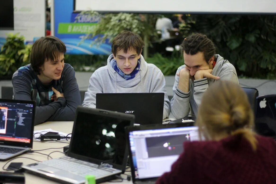 Молодые бизнесмены. Герой становится студентом и создает. Скарлетт йоханссон высший балл. Герой становится студентом и создает. Герой становится студентом и создает.