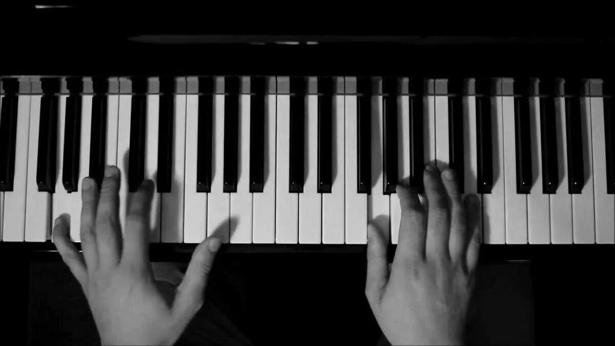 старинная комната с роялем. электропианино в интерьере. пианино в интерьере. синтезатор в интерьере гостиной. старинное пианино.