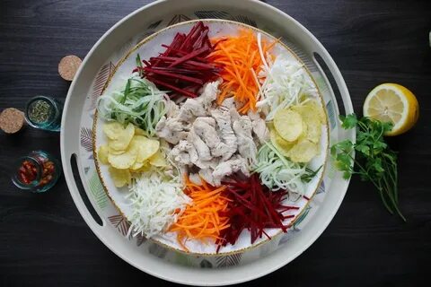 Салат козел в огороде с картошкой