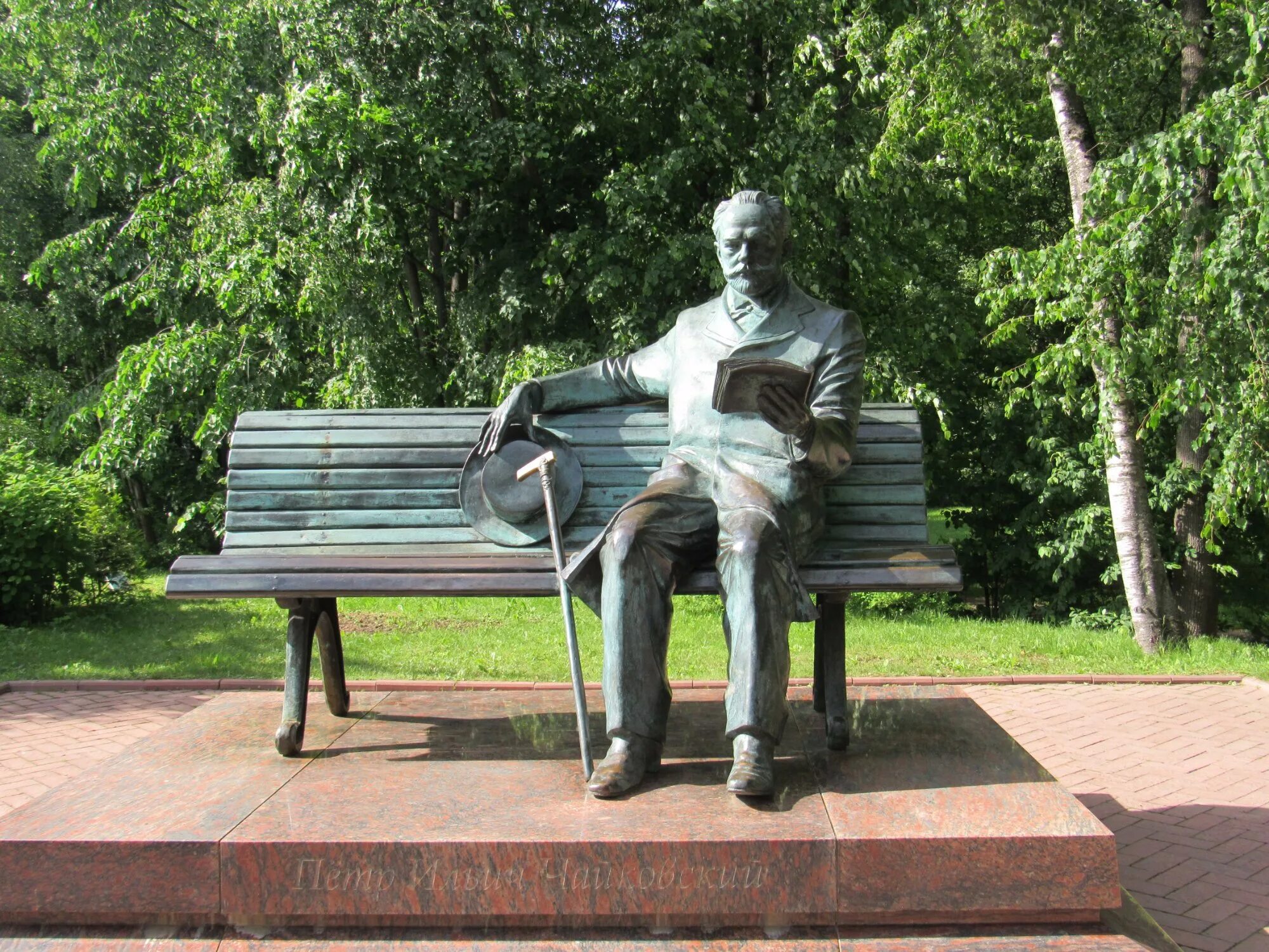 Какой памятник сидит. Памятник п и чайковскому в клину. памятник чайковскому клин музей. чайковский статуя в клину. памятник чайковскому в клину возле музея чайковского.