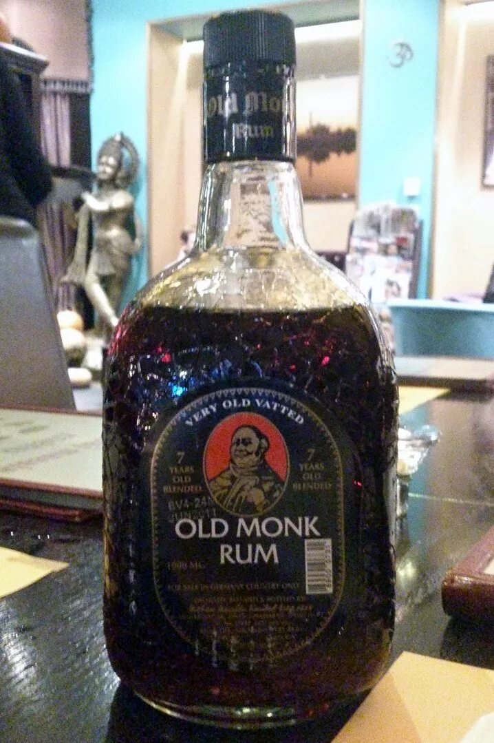 Индийский old monk. Олд Монк 7. Темный Ром Олд Монк. Тайский Ром Олд Монк. Ром старый монах.