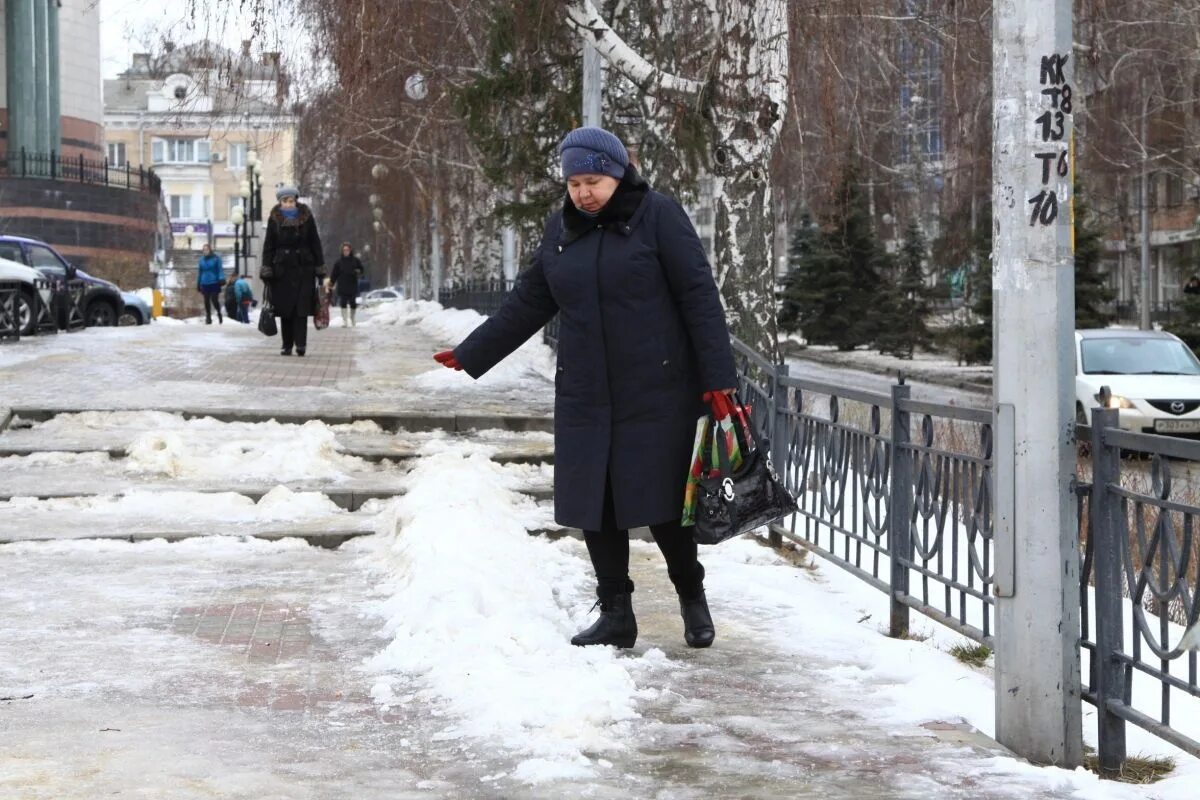 Надолго в городе. Скользко на улице. Гололед Воронеж. Лед на улице. Гололедица в Воронеже.