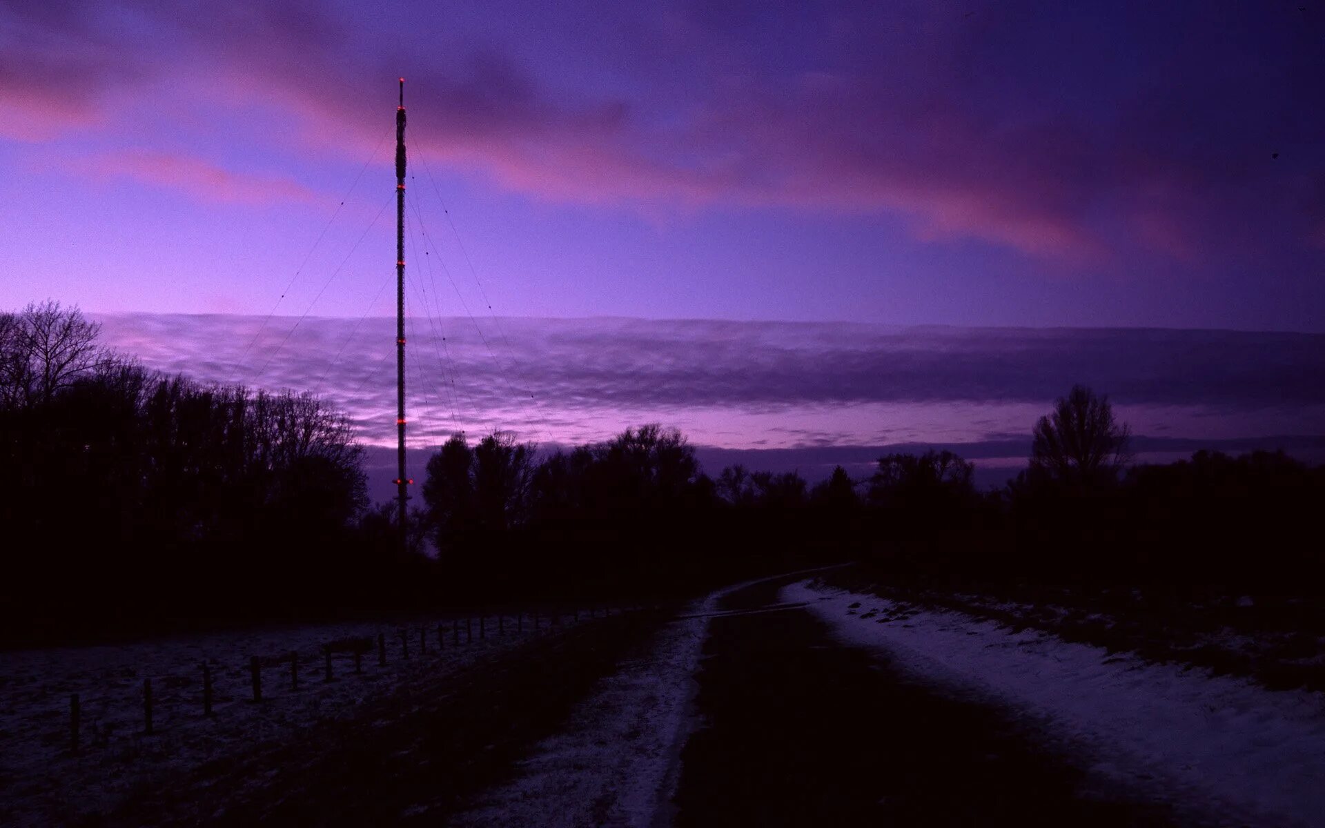 Блестящий вдали. Фиолетовый закат. Фиолетовый пейзаж. Фиолетовая ночь. Лиловый закат.