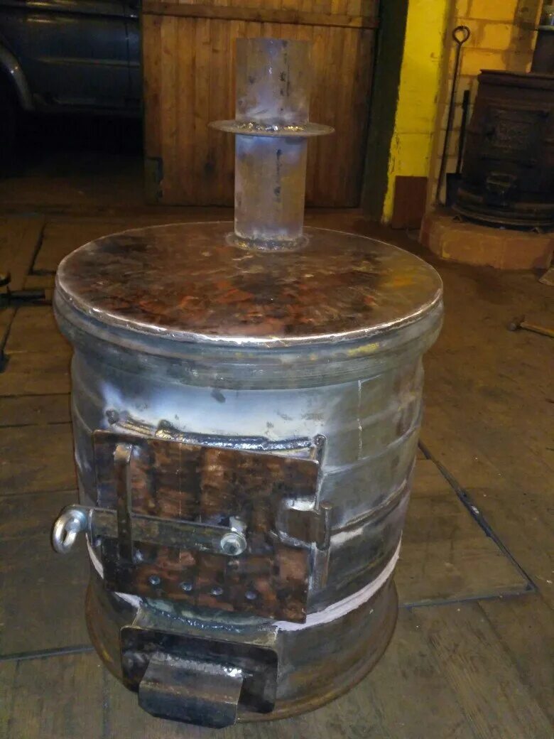 Печь в гараж из камазовских дисков. Печка в гараж из дисков. Печь для гаража на дровах. Буржуйка из ресивера зил 130. Буржуйка из дисков автомобиля.