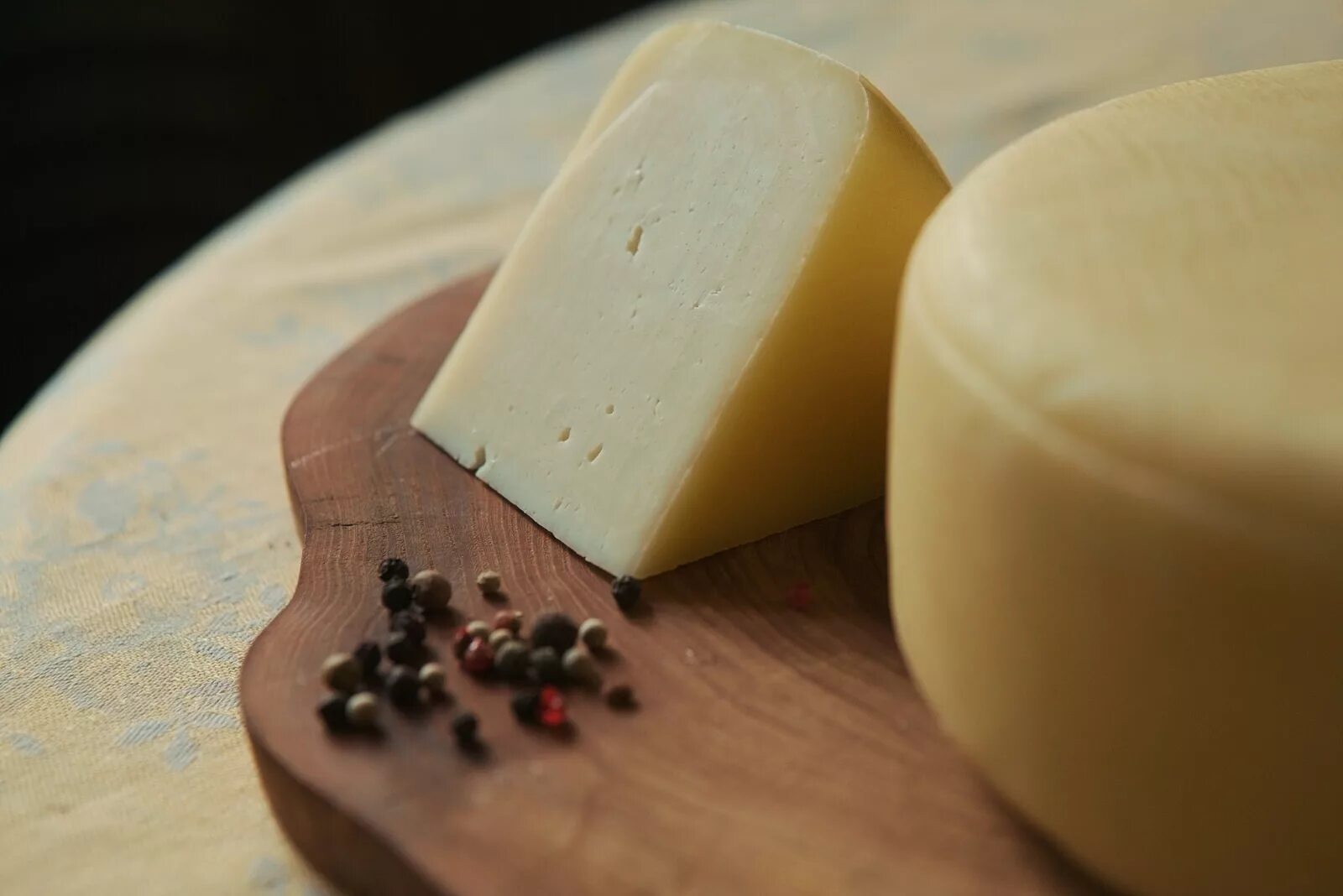 Сыроварня грюйер. Сыр. Сыр маасдам swiss. Бри камамбер франция. Цветные сыры.