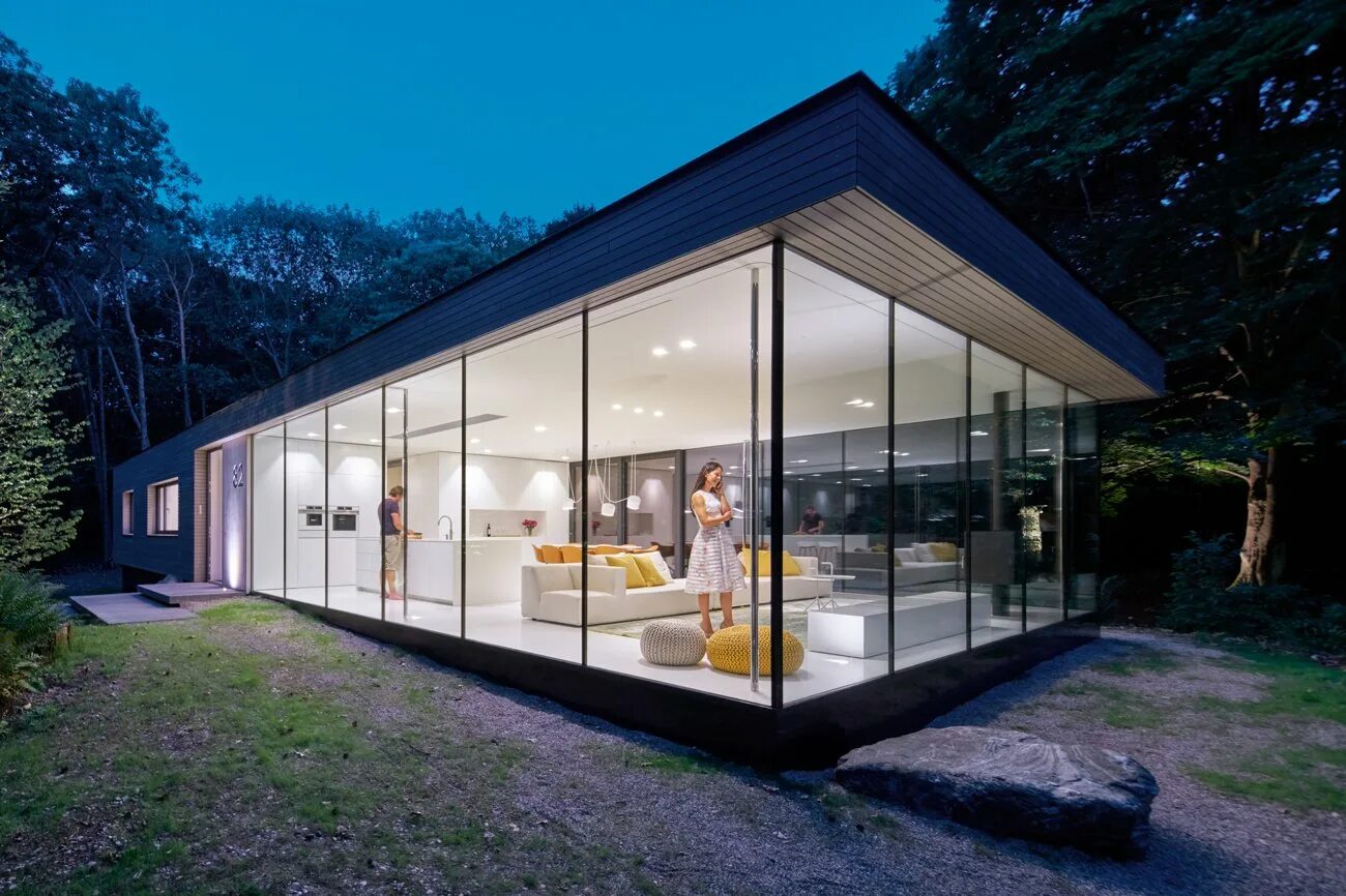 фахверк лофт. дом со стеклянным фасадом. дом со стеклянной стеной. филип джонсон glass house. фахверк стиль вилла экстерьер.