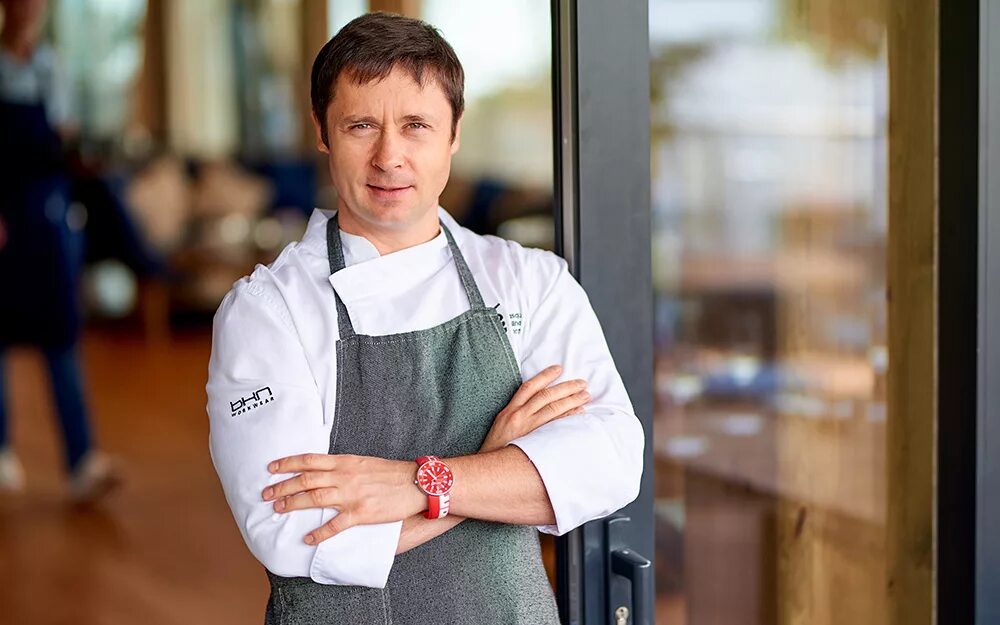 Шеф повар показывает. Повар с пальцем. Шеф повар показывает. Шеф повар показывает. Повар.