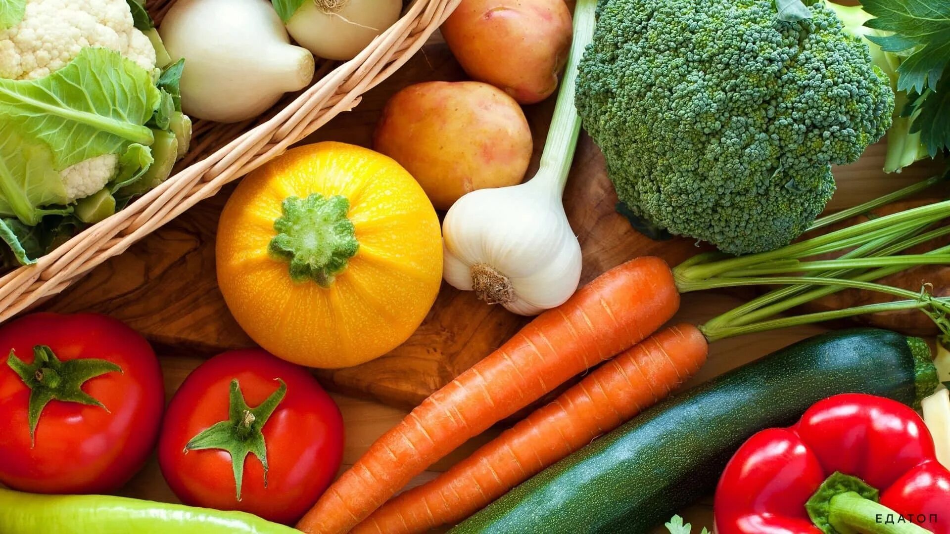 Есть сырые овощи и фрукты. Овощи и фрукты. Продукты овощи. Свежие овощи и фрукты. Сочные овощи.