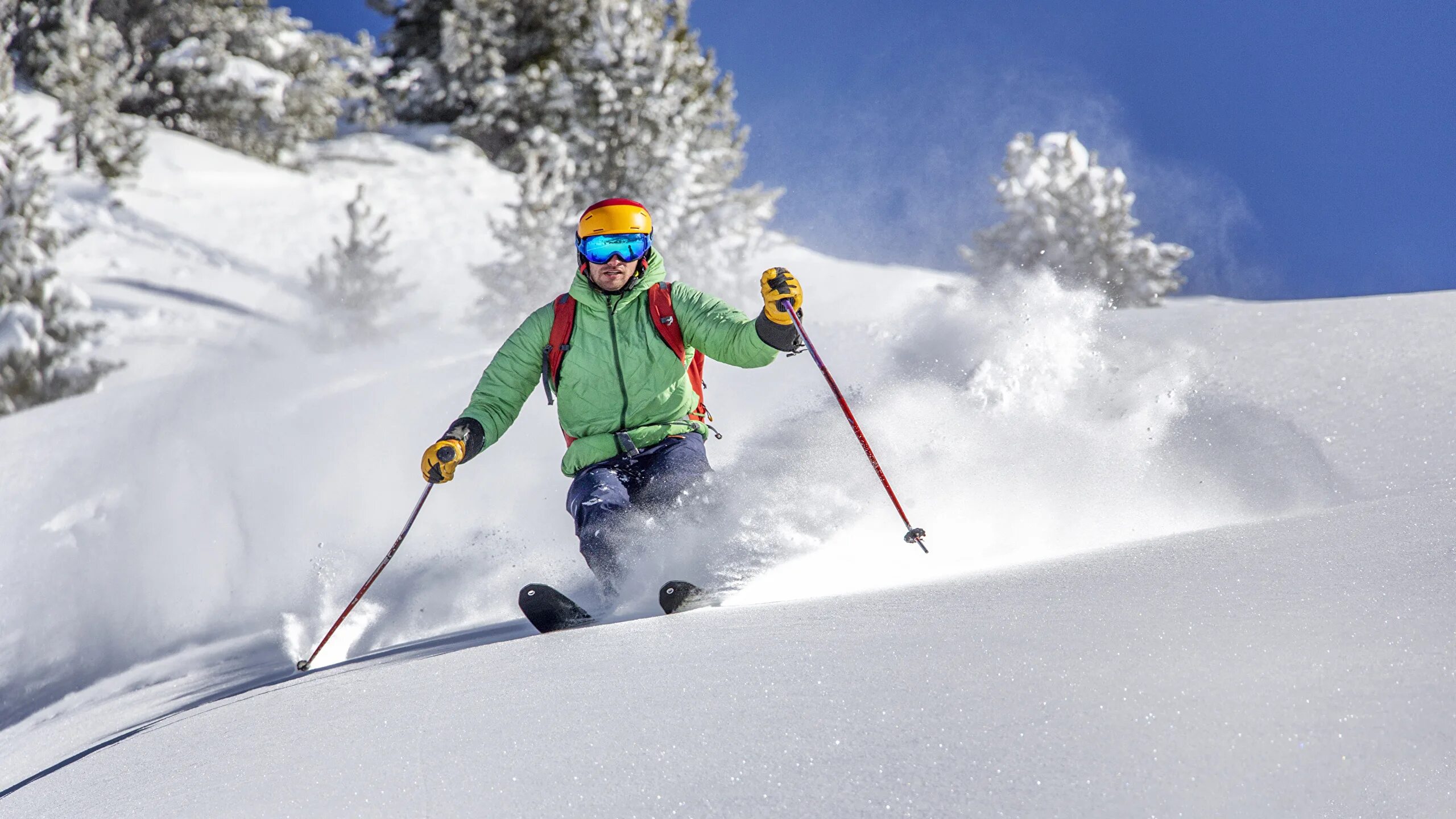 Горный лыжник. Горнолыжный спорт. Горные лыжи. Горные лыжи спорт. Зима лыжи.