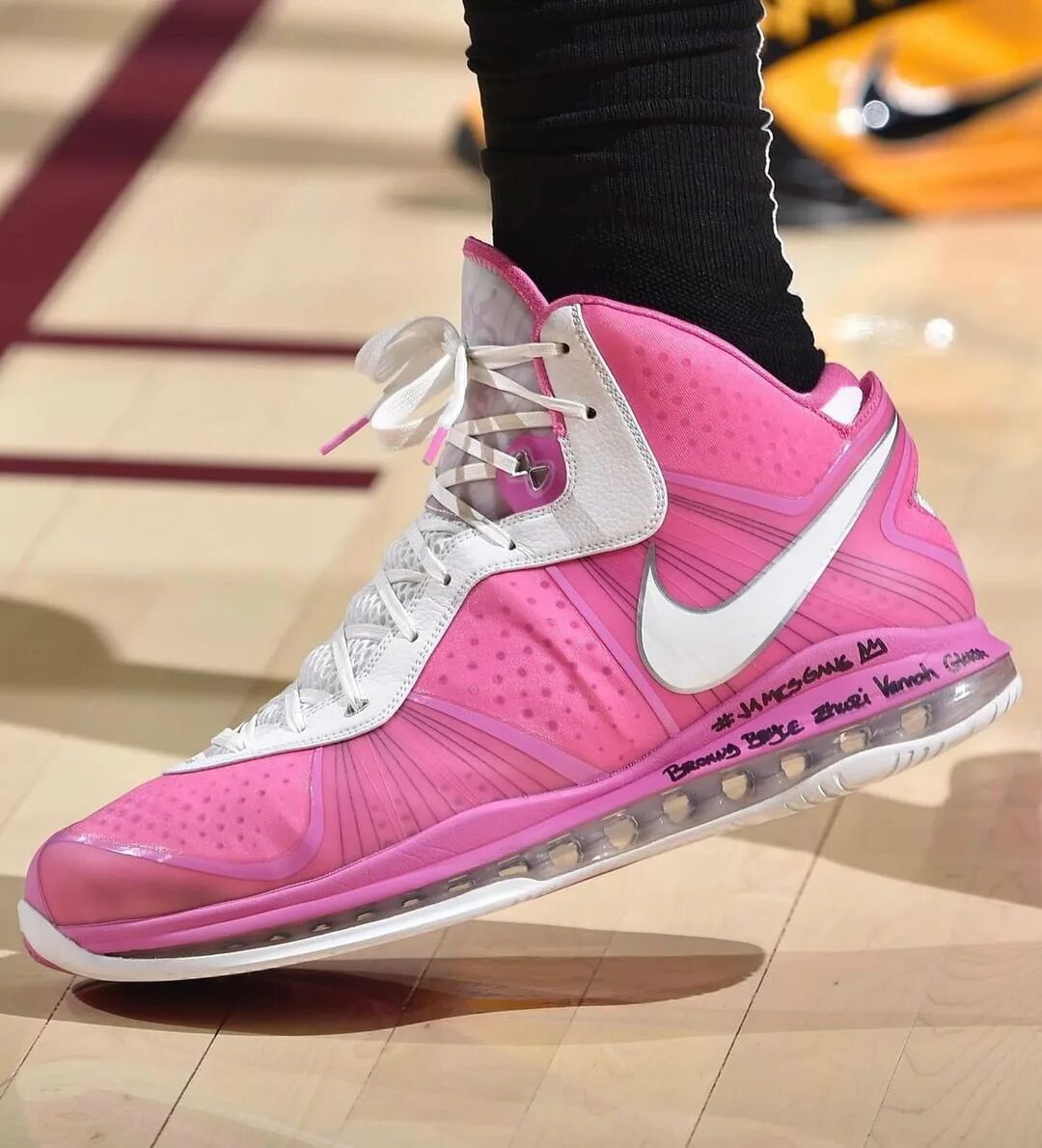 Розовый 20 2 цена. Nike LEBRON 20 Pink. Nike LEBRON 19 Pink. Найк Леброн 19 розовые. Nike LEBRON 20.