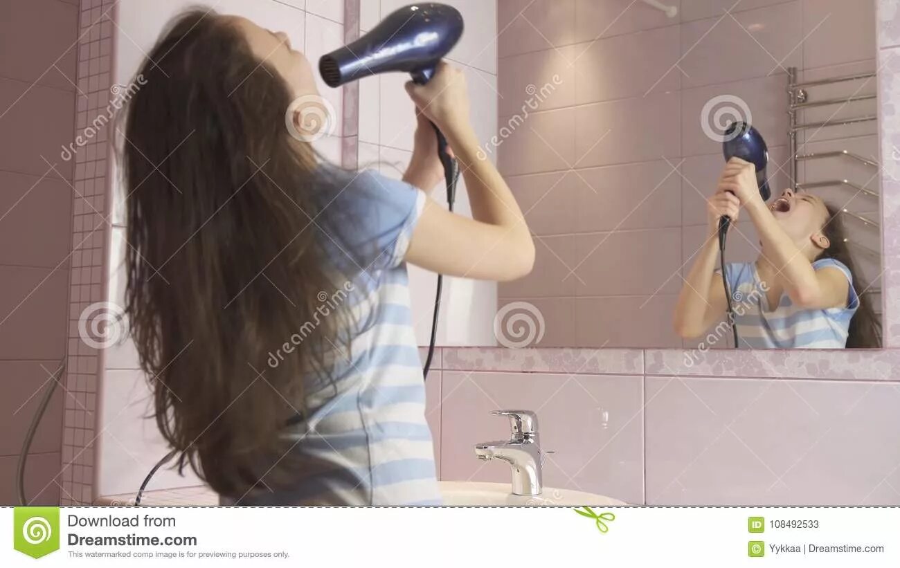 Фене перед. Девушка с феном в ванной. Девушка в ванной сушит волосы. Девушка сушит волосы феном в ванной.