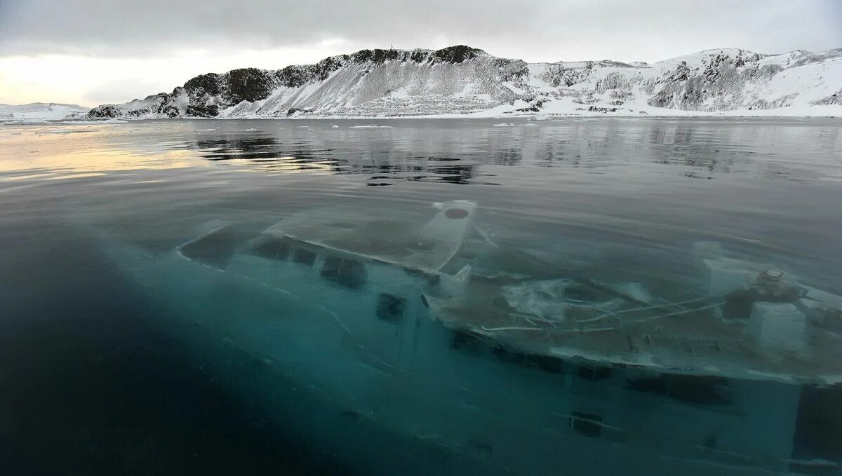 Спят подо льдом моря. Море уэдделла в антарктиде. яхта mar sem fim в антарктике. затонувшая яхта в антарктиде. озеро подо льдом в антарктиде.