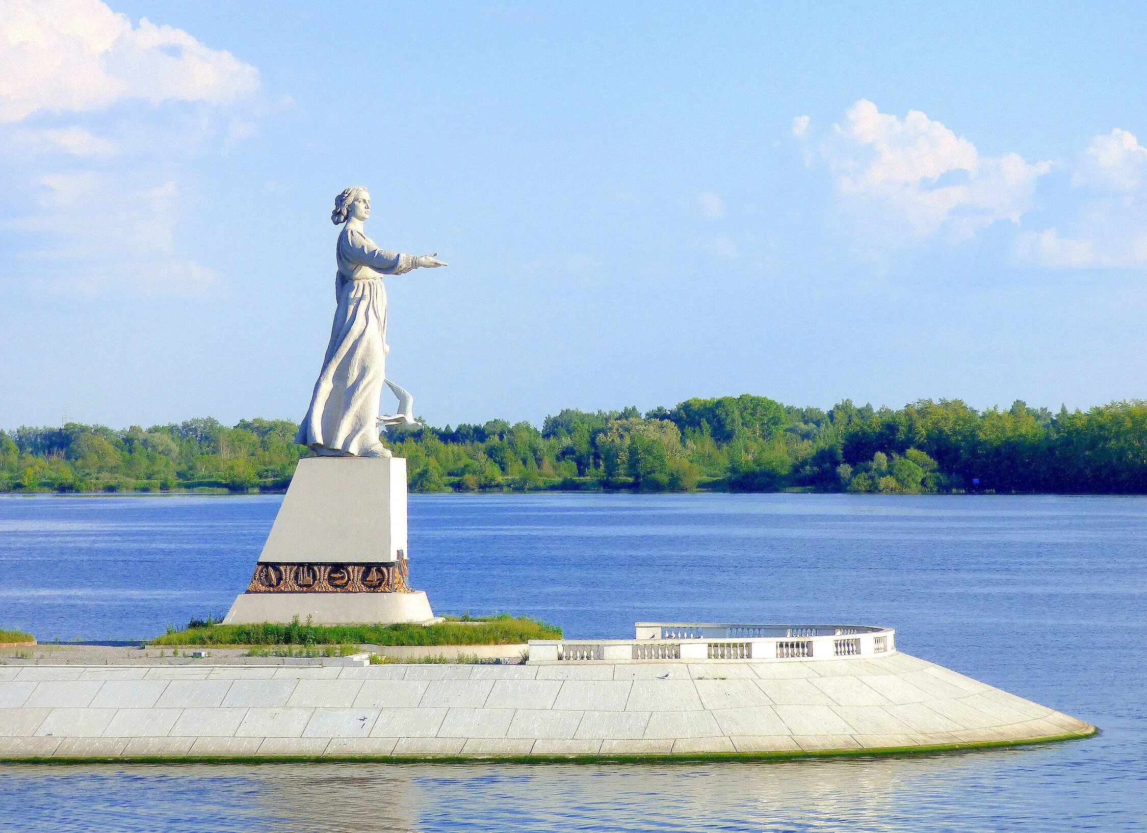 Города которые стоят на волге 2. Монумент Волга-мать в Рыбинске. Монумент Волга Рыбинск. Волга мать памятник в Рыбинске. Рыбинское водохранилище мать Волга.