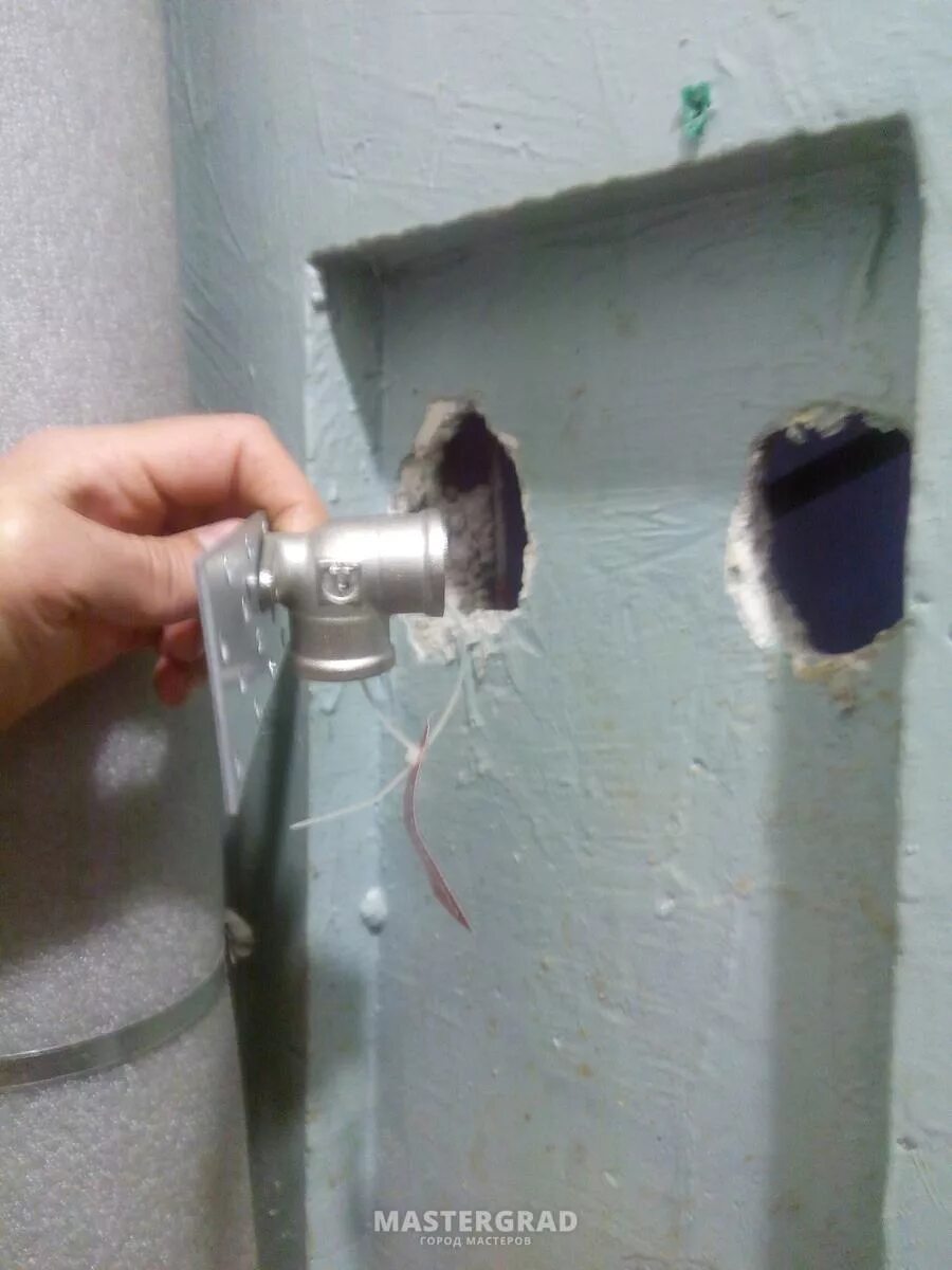 трубы в стене в ванной. наружная прокладка труб в ванной. выход труб из стены. выход труб из стены. выход труб из стены.