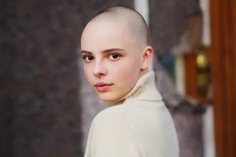 Налысо девочку