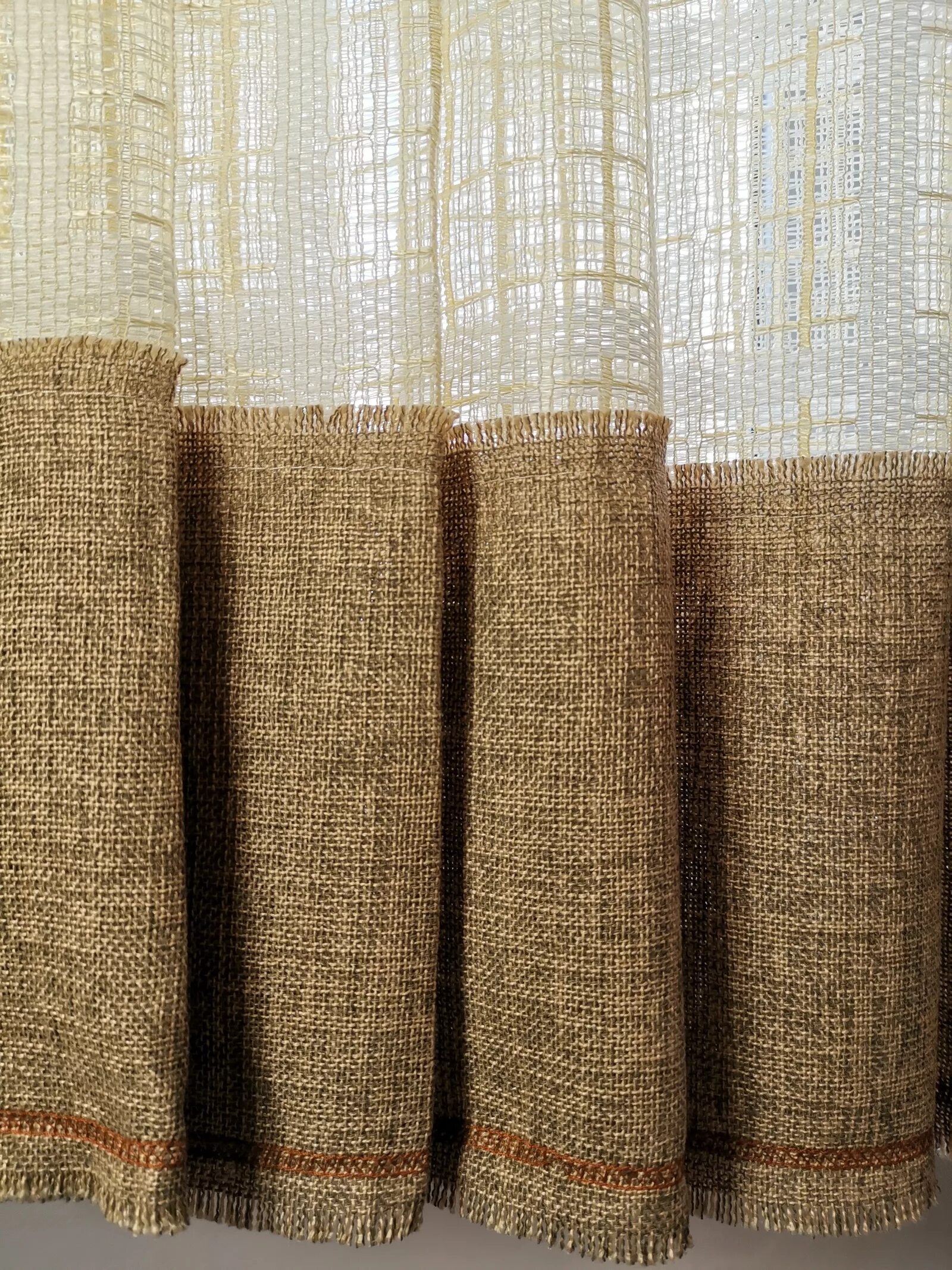 шторы из рогожки на кухню