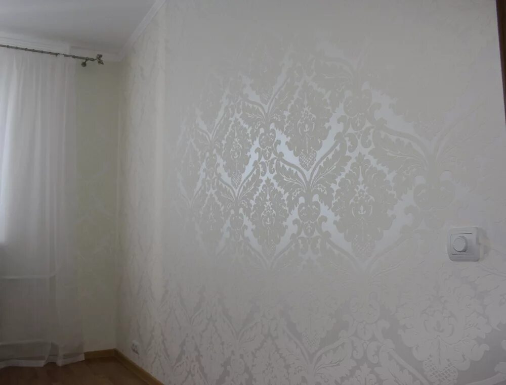 темные пятна под обоями. криво наклеенные обои. гипсокартон просвечивает через обои. белые пятна на обоях. темные пятна на обоях.