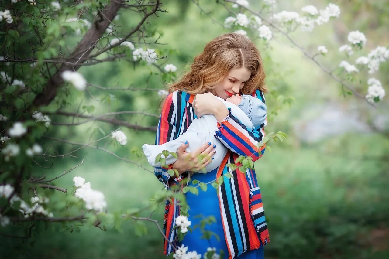 Весенняя фотосессия для детей. Мама с ребенком весной. Материнство природы