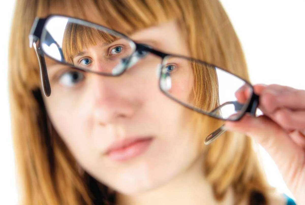 Человека с нарушением зрения называют. Астигматические очки. Очки для зрения. Очки для коррекции астигматизма. Глаза в очках.