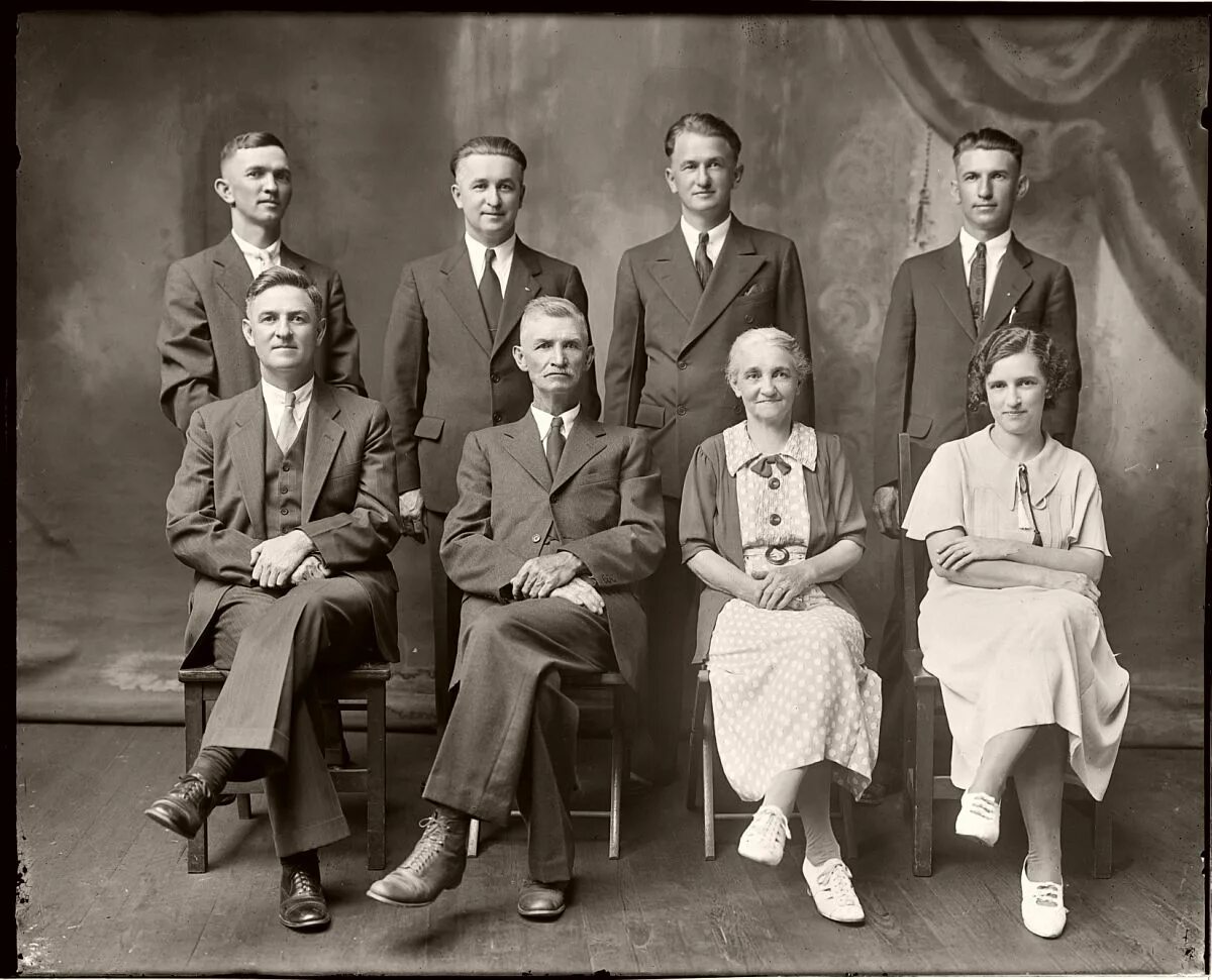 Значимые фотографии в истории. Старинные семейные снимки. Семейный портрет 20 века Америка. Семейные портреты 20 века. Семейный портрет начала 20 века.