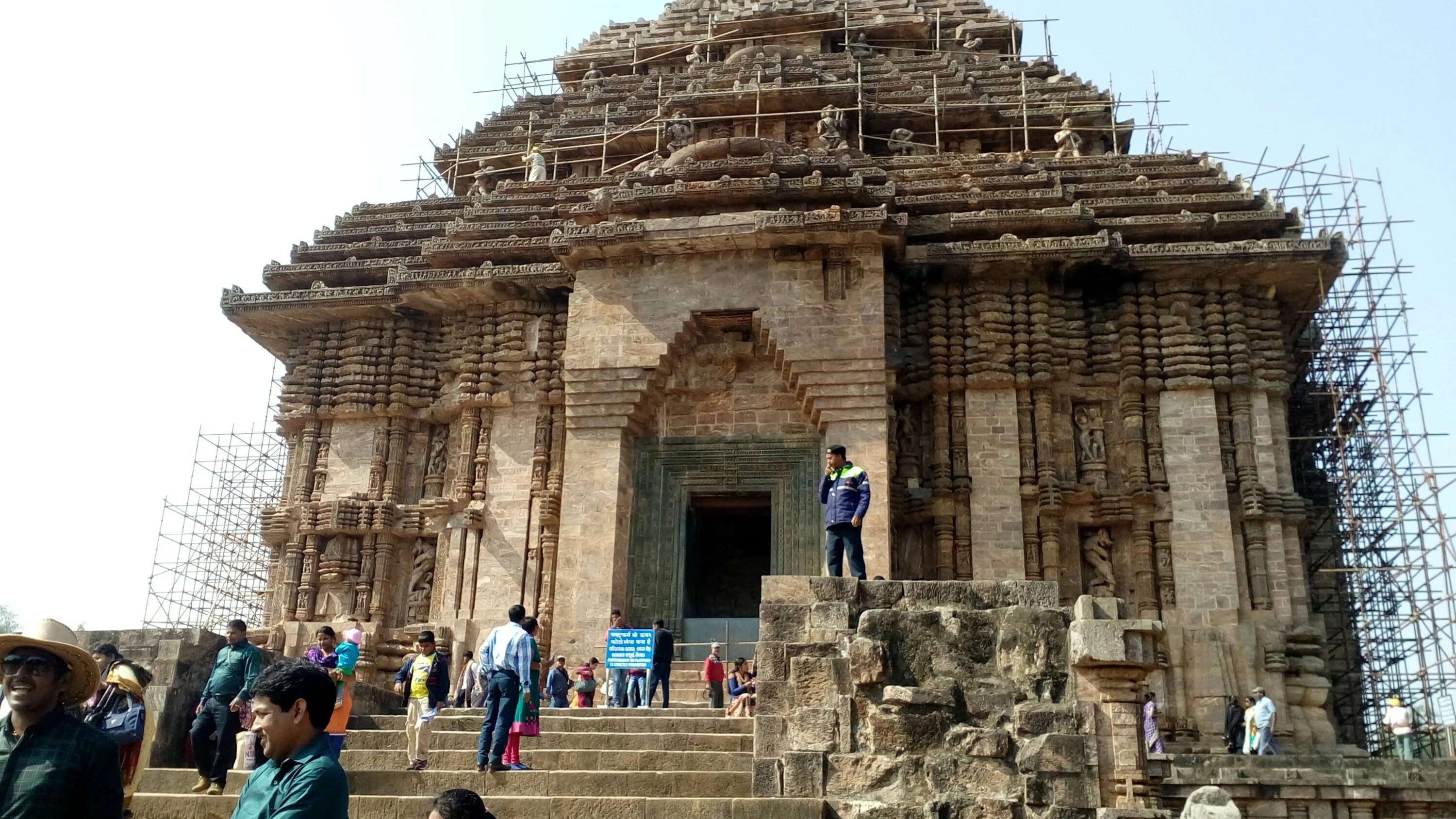 Build a temple. Храмы Индии. Храм в Бангалоре. Ворота храма в Индии. Индийский храм монолит.