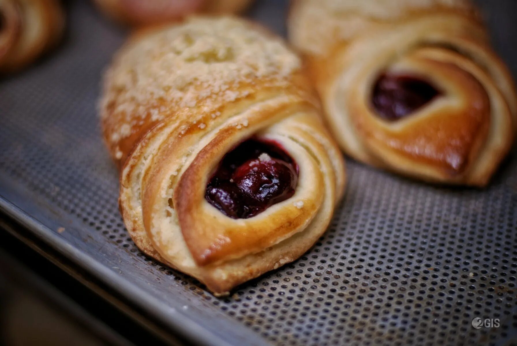 Булочки с вишней. Булочка с вишней. Булочка с вишней слойка. Булка с вишней. Вишневая булочка.