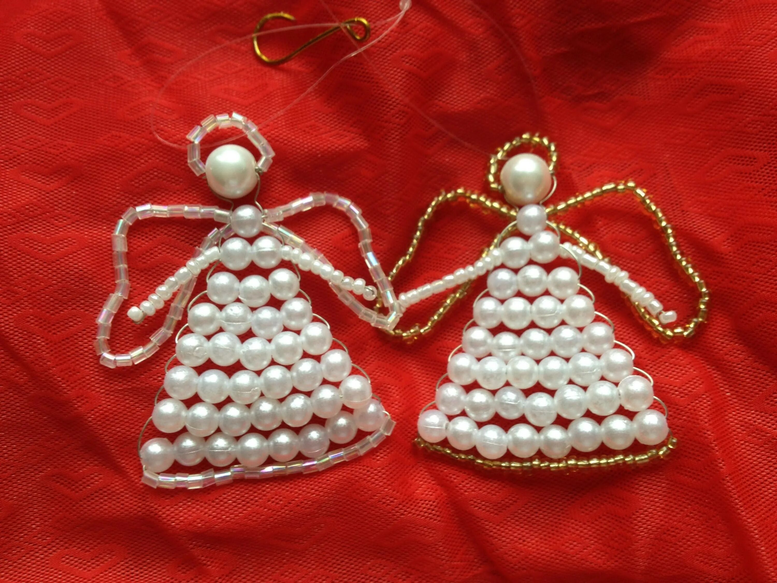 украшения на елку из бусин. елочные украшения из проволоки. новогодние поделки из бусин. елочные игрушки из бусин. снежинки из бусин.