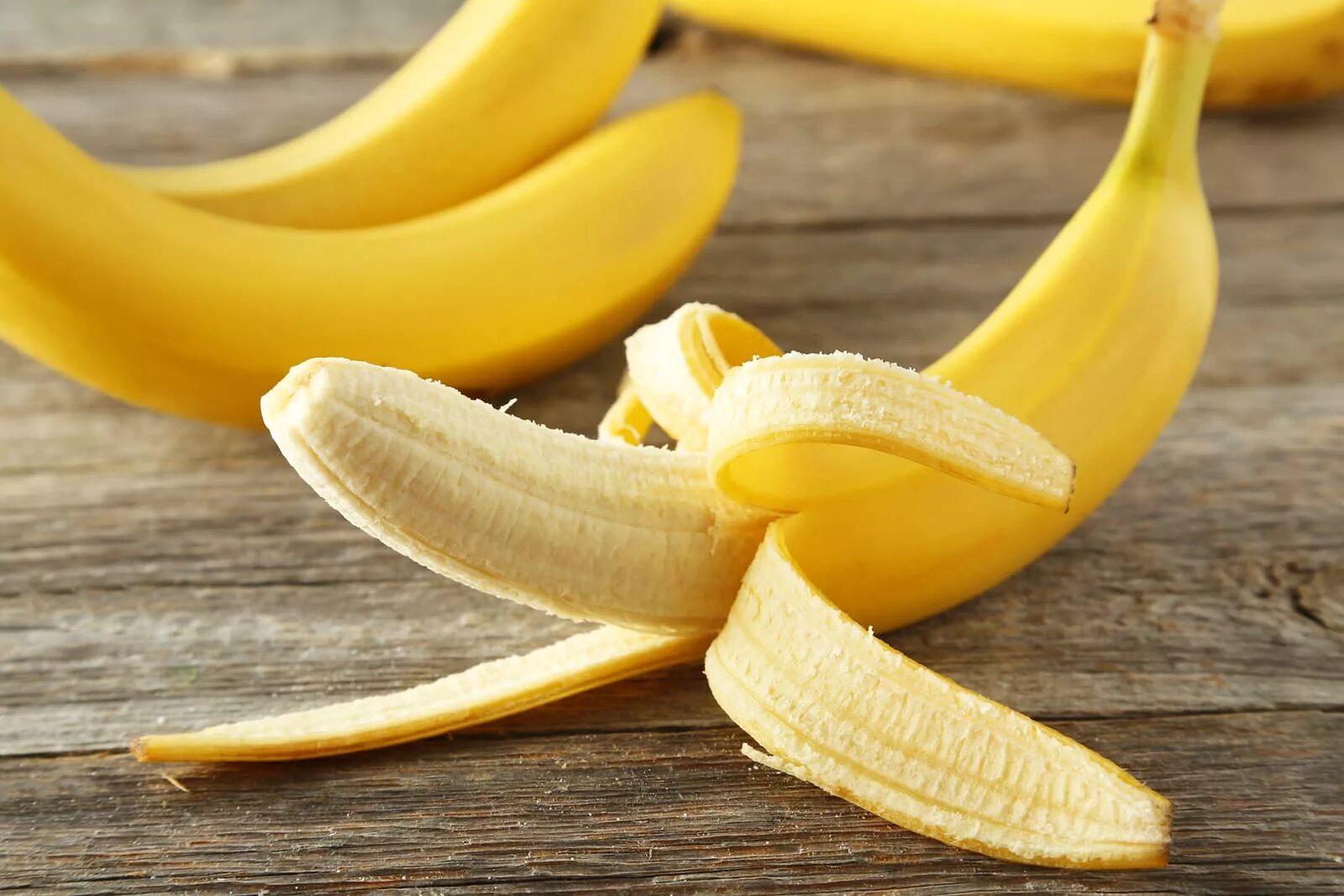 Как называется кожура. Банан. Фрукты банан. Банан открытый. Красивый банан.