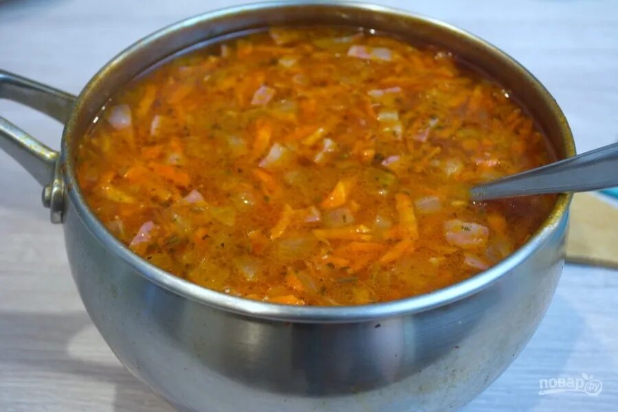 Суп из рыбных консервов в томатном соусе. Суп с килькой в томатном соусе. Суп с килькой в томате. Суп с консервой килька. Суп с килькой в томатном.