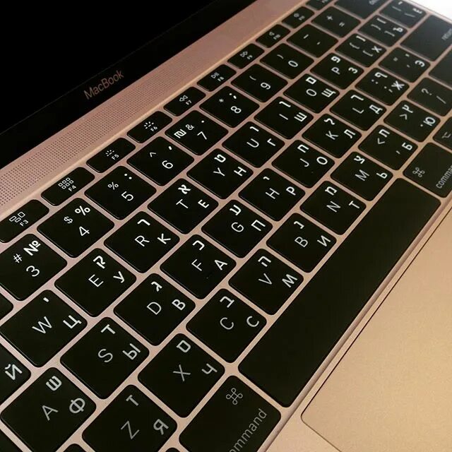 Гравировка клавиатуры краснодар. Гравировка клавиатуры macbook air m1. лазерная гравировка клавиатуры macbook air. macbook air m1 гравировка. macbook air m2 гравировка клавиатуры.