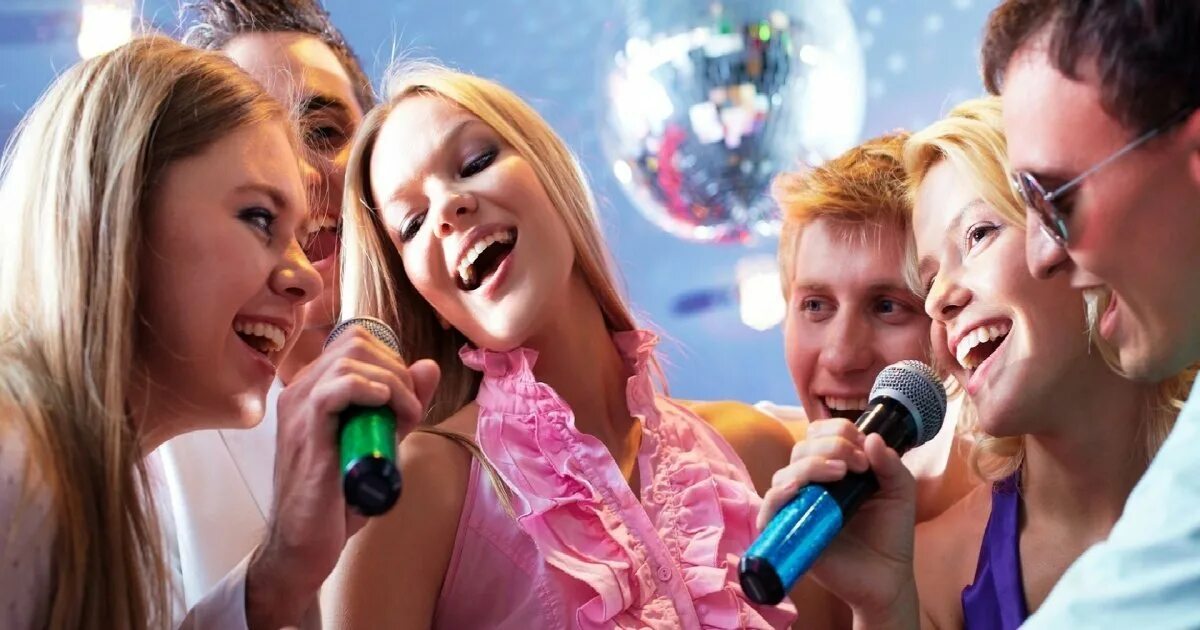 женщина орала в микрофон. пение. поющие люди видео. петь. караоке вечер в доме культуры.