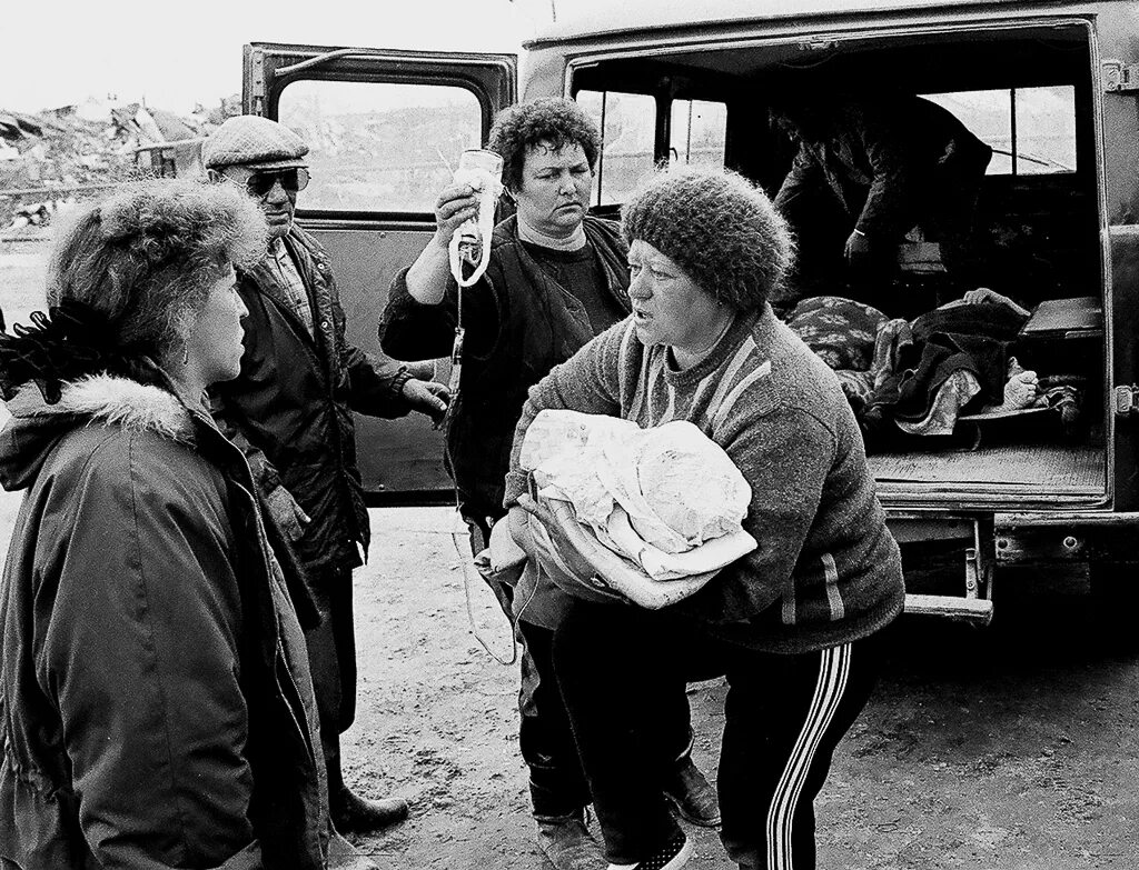 Май 1995. Нефтегорск 1995 спасатели. землетрясение токачи-оки 2003. нефтегорск 9 мая 1995. спасательная операция в нефтегорске.