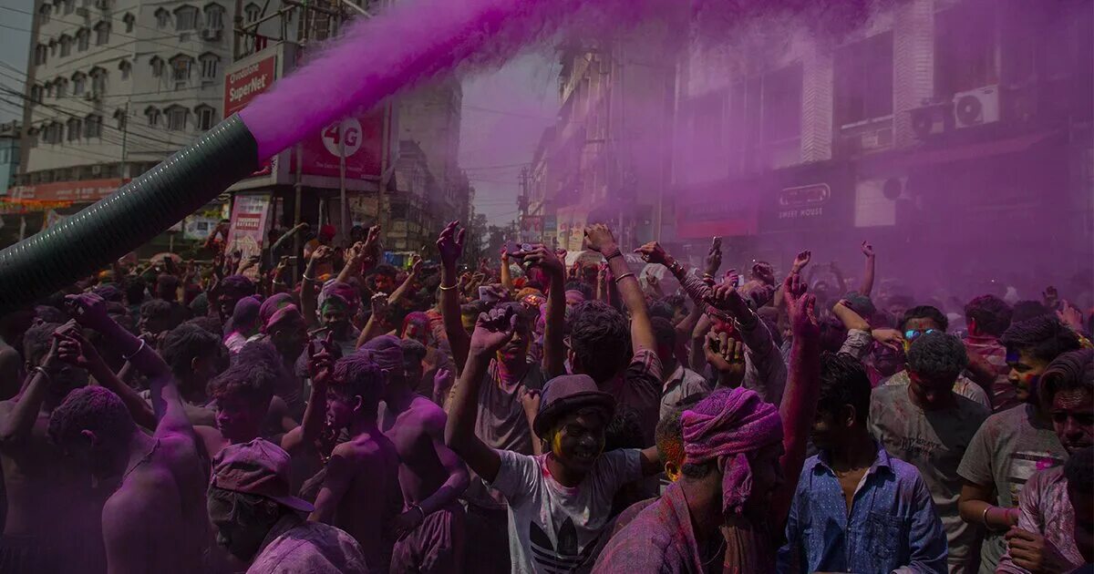 Праздник красок Холи в Индии. Индийский фестиваль красок. Фестиваль осыпают цветными красками. Новости холе