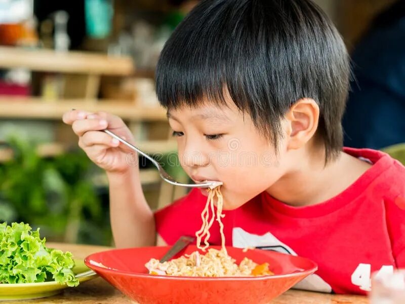 Девочка завтракает. Japanese kids eat a good. Фотосессия детей с клубникой. Японец ест лапшу. Japanese kids eat a good.