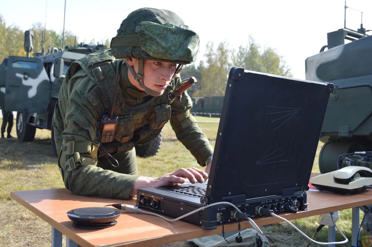 Связисты картинки. Войска связи. Военный Связист. Учения войск связи. Связисты на учениях.