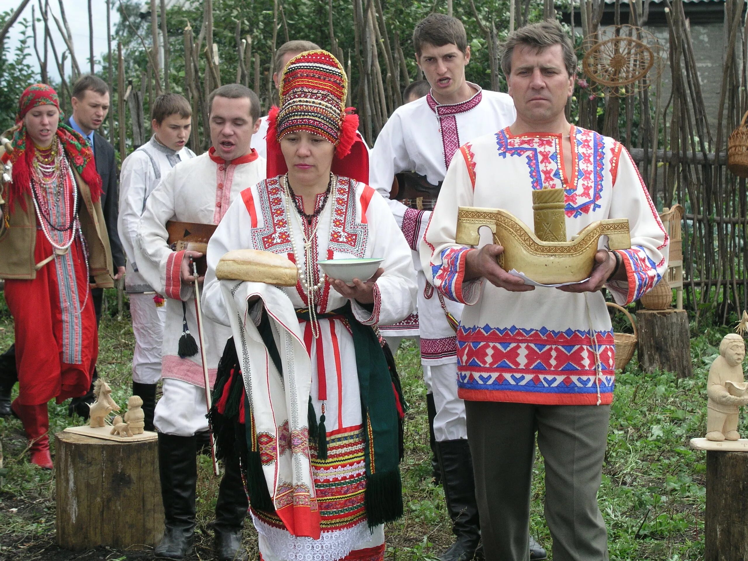 Мордва группа языков. Мордвины финно угорская группа. Эрзя это финно угры. Мордовки эрзя. Мордовия эрзя и Мокша.