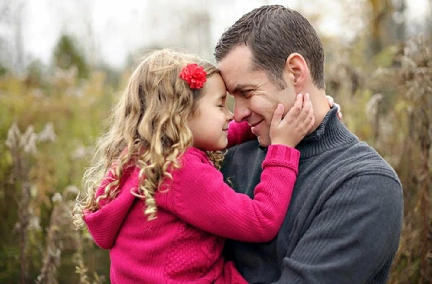 Любящие отношения к ребенку. Отец и дочь. Объятия детей. Маленькая девочка с папой.
