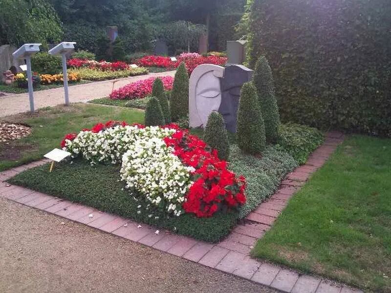 Цветы из дома на кладбище. Красивые цветники на могилу. Цветы для клумбы на кладбище. Красивый цветник на кладбище. Цветы для могилок многолетние.