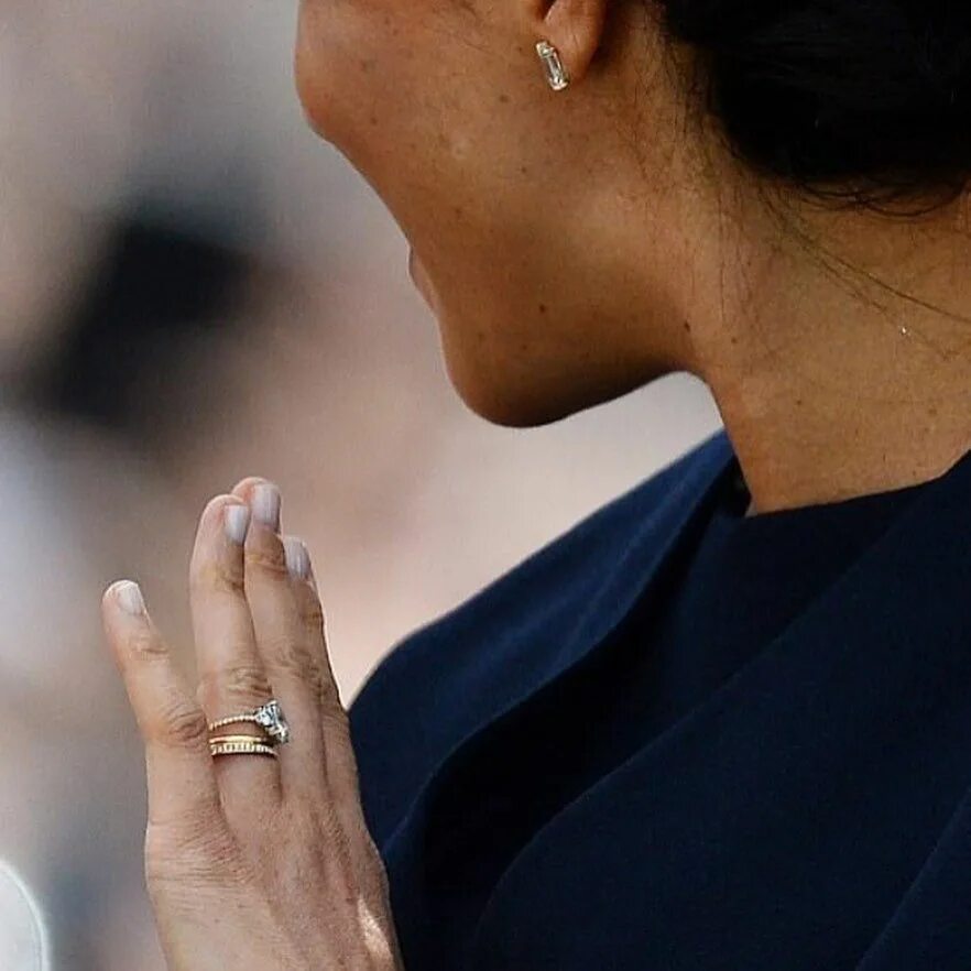 Переделанное кольцо меган маркл. Помолвочное кольцо меган маркл. Обручальное кольцо меган маркл. Меган маркл кольцо на помолвку. Украшения меган маркл.