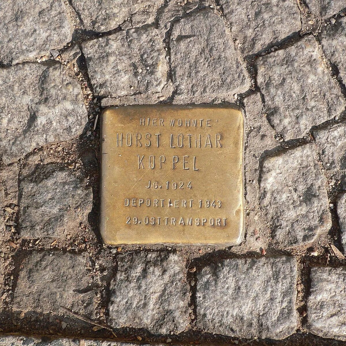 Что значит камень преткновения. Камень преткновения» (stolperstein).. камень преткновения памятник. камни преткновения в берлине. камни преткновения в германии.